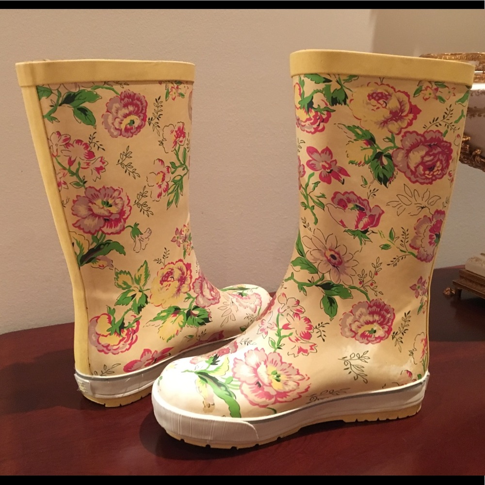 Land’s End Cutest rain boots. - Picture 3 of 8